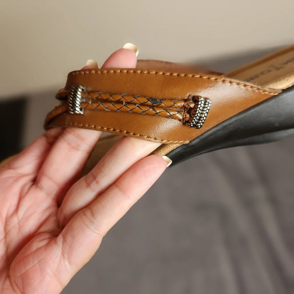 Minnetonka Silverthorne Thong Sandals Womens Size 9 Nutmeg Brown Leather W/Box